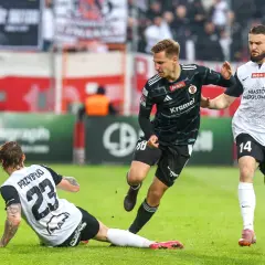 Piłkarze ŁKS Łódź i Puszczy Niepołomice walczą o piłkę. Statystyki meczu w tle.