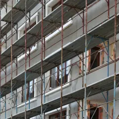 Rusztowanie na bloku mieszkalnym. Remont elewacji dzięki funduszowi remontowemu w spółdzielni mieszkaniowej.