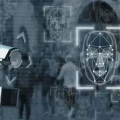Caméra de surveillance avec analyse faciale. Des visages numérisés apparaissent sur fond de code binaire.