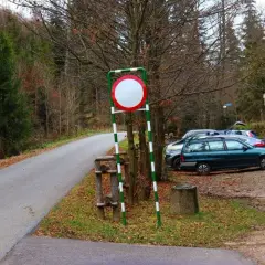 Gdzie zostawić samochód pod Baranią Górą? Sprawdź najlepsze parkingi i uniknij problemów!