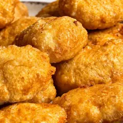 Złociste, chrupiące domowe nuggetsy jak z McDonalda, idealne na szybką przekąskę.