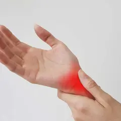 Mano con arrossamento sul polso, indicativo di artrosi al polso sintomi.
