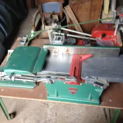 Toupie Kity verte et rouge, machine à bois ancienne, prête à façonner le bois.