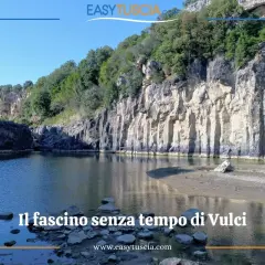 Il lago di Vulci, con le sue pareti rocciose scolpite dal tempo, riflette il cielo azzurro. Un luogo incantevole.