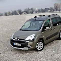 Brązowy Citroen Berlingo 1.6 HDI na tle miejskiego krajobrazu.