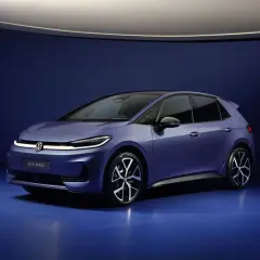 Niebieski VW ID.3 Neo prezentuje nowoczesny design, z charakterystycznym pasem LED i aerodynamiczną sylwetką.