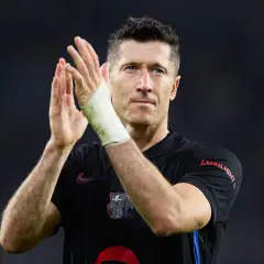 Robert Lewandowski, czołowy napastnik, który walczy o pozycję w klasyfikacji strzelców Ligi Mistrzów, klaszcze w dłonie.