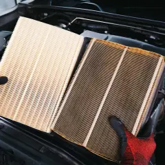 Porównanie nowego filtra powietrza i brudnego filtra kabinowego. Wymiana filtrów to podstawa sprawnego auta.