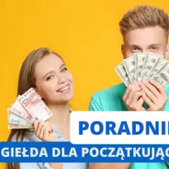 Uśmiechnięci młodzi ludzie z pieniędzmi w rękach, symbolizujący sukces w inwestowaniu na giełdzie. Poradnik dla początkujących.