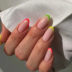 Letni french manicure z neonowymi końcówkami w kolorach: żółtym, zielonym i różowym. Idealny na wakacyjne szaleństwo!