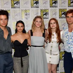 Riverdale obsada: Cole Sprouse, Camila Mendes, Lili Reinhart, Madelaine Petsch i KJ Apa pozują na tle logo Comic-Con.
