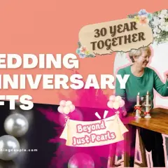 Starsza para wznosi toast, obok napisu "30 Year Together" i pereł.