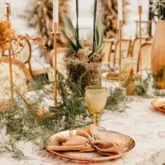 Elegancko nakryty stół weselny z rustykalnymi dodatkami. Zastanawiasz się, ile kosztuje catering na wesele?