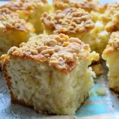 Puszyste i wilgotne ciasto drożdżowe z kruszonką. Idealne na każdą okazję, zachwyca smakiem i aromatem.