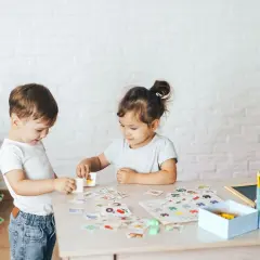 Stolik edukacyjny czy warto kupić? Oto prawdziwe korzyści dla dziecka