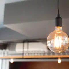 Żarówki Edisona wiszące pod sufitem. Zastanawiasz się, ile lumenów na 25m2 potrzebujesz?