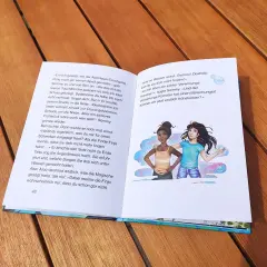 Zwei Mädchen auf einer Buchseite, die über das Abenteuer von Alea Aquarius und die Reihenfolge der Ereignisse spricht.
