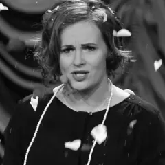 Joanna z kabaretu hrabi, w perłach i z płatkami na głowie, podczas występu.
