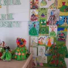 Prace plastyczne "Suknia Pani Wiosny" - kolorowe sukienki, laleczki i rysunki przedstawiające wiosenne kreacje.
