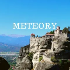 Skaliste klasztory Meteory w Grecji, wpisane na listę UNESCO, górują nad doliną.