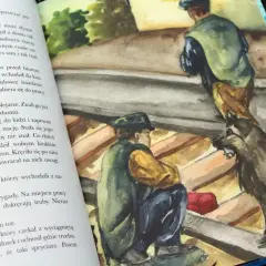 Opis psa Lampo: pies siedzi obok mężczyzny na dachu, czujnie obserwując otoczenie.