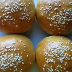 Jak podgrzać gotowe bułki do hamburgerów, aby uniknąć twardości