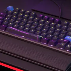 Klawiatura gamingowa z podświetleniem RGB, klawiszem Enter w kolorze niebieskim i pomarańczowym Delete. Styl nordic.