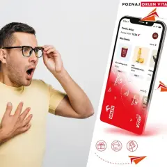 Zaskoczony mężczyzna widzi na ekranie telefonu swoje punkty VITAY w aplikacji ORLEN.
