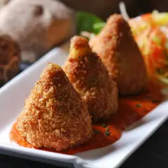 Złociste arancini, idealne na przystawkę. Ten przepis na arancini zachwyci każdego!