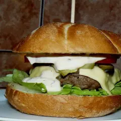 Domowe sosy do burgerów: Przepisy, które odmienią Twoje burgery