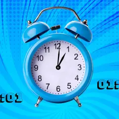 Reloj despertador azul con el número 01:01, que representa el significado espiritual de nuevos comienzos y oportunidades.