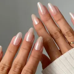 Perłowe, migdałowe paznokcie w stylu Hailey Bieber. Delikatny połysk i subtelny kolor.