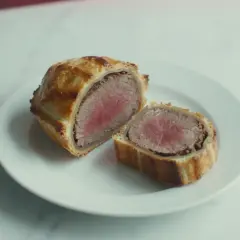 Polędwica wołowa w cieście francuskim, idealna na specjalne okazje. Ten przepis na polędwicę wołową zachwyci każdego.