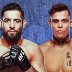 Två UFC-fighters, en med UFC-handske, poserar framför en blå bakgrund med Paris silhuett.