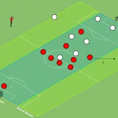 Na boisku widać 12 zawodników w piłce nożnej (6 czerwonych, 6 białych) oraz trenera.