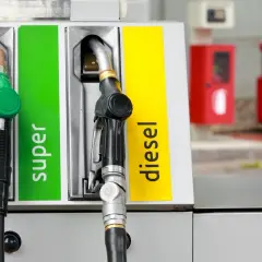 Pistolets de pompe à essence, l'un vert pour le super, l'autre noir pour le diesel. Choix entre essence ou diesel.