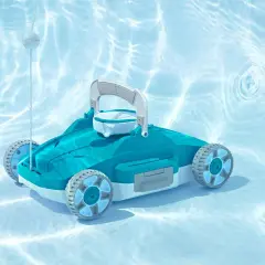 Robot do czyszczenia basenu porusza się po śliskim dnie basenu, gdzie światło tworzy na wodzie faliste wzory.