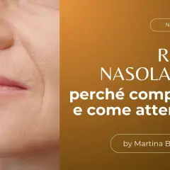Primo piano del viso con evidenti solchi naso labiali, che introducono un articolo su come attenuarli.