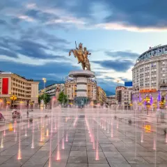 Skopje, Macedonia: Fontanny i pomnik wojownika na koniu. Ceny w Macedonii są przystępne, a widok zachwyca.