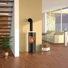 Moderner Kaminofen eines deutschen Kaminofenherstellers mit brennendem Feuer. Daneben ein Stapel Holz.