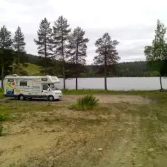 Kamper w Finlandii nad jeziorem, otoczony sosnami. Idealne miejsce na spokojny wypoczynek.