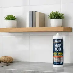 Tube de mastic Bostik MSP 108, idéal pour coller du métal. Une spatule et de la ficelle sont à proximité.