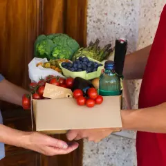 Dostawa dpd food: świeże warzywa, owoce i makaron w kartonie z napisem "Zero waste".