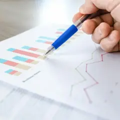 Analizando gráficos de barras y líneas para entender los gastos hipoteca.