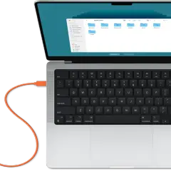 Ein Laptop mit externer Festplatte, bereit für den time machine backup starten.