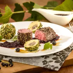 Edles Fleischgericht mit Johannisbeeren-Sauce und Kräuterkugeln. Perfekt für Johannisbeeren Rezepte.