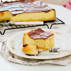 Sernik na kruchym spodzie: Piecz idealnie, uniknij pęknięć i opadania!