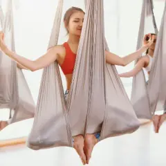 Aerial joga co to? Odkryj korzyści i różnice w praktyce