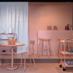 Arredamento cucina in color terracotta, con tavolino, sedie, sgabelli e carrello. Abbinamenti moderni e minimalisti.