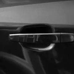 Dettaglio maniglia porta auto, pronta per essere sostituita.